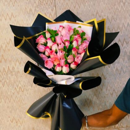 Noir Rosé – 40 Pink Roses in Black & Gold Wrap