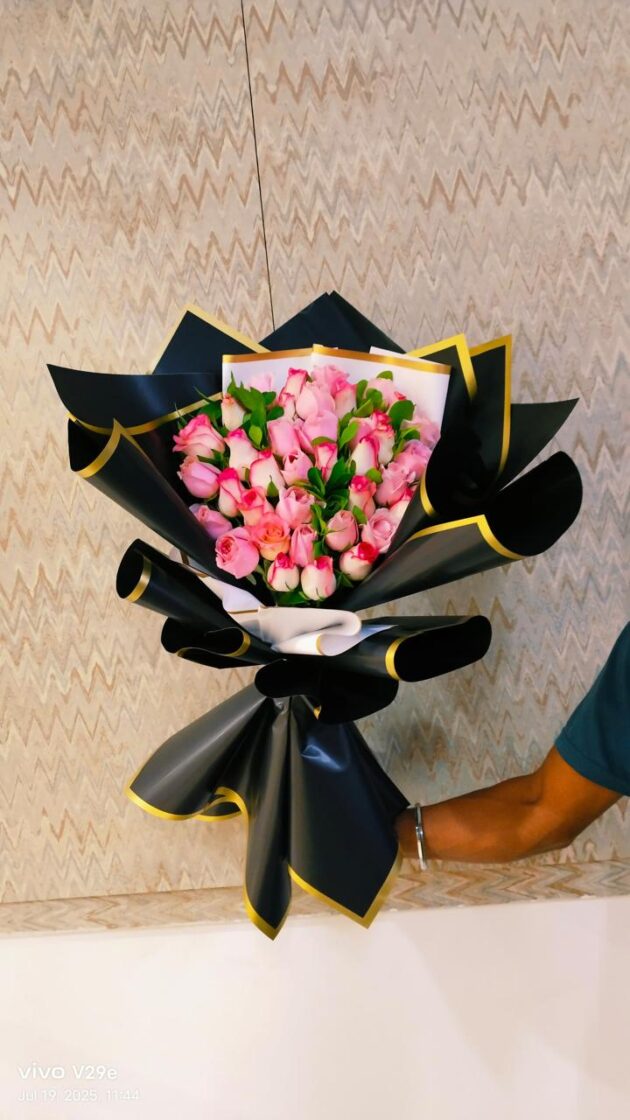 Noir Rosé – 40 Pink Roses in Black & Gold Wrap