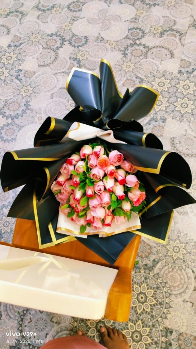 Noir Rosé – 40 Pink Roses in Black & Gold Wrap - Image 3