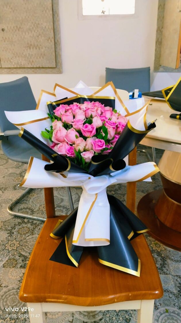 Noir Rosé – 40 Pink Roses in Black & Gold Wrap - Image 2