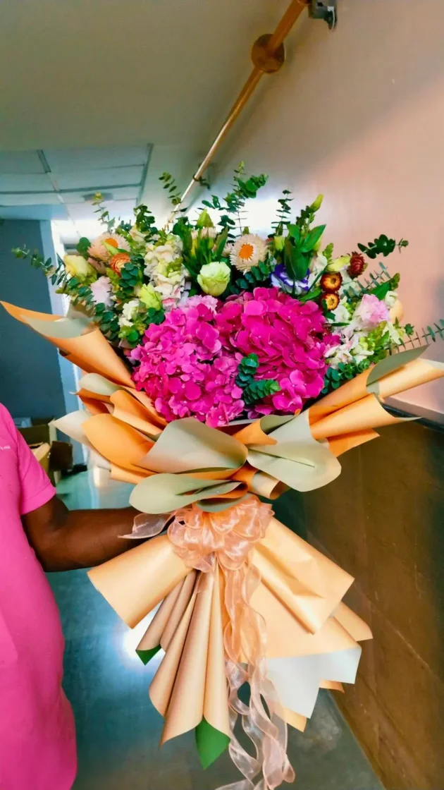 hydrangea-lisianthus-eucalyptus-mix-bouquet