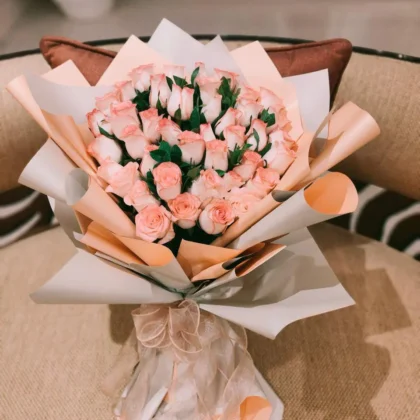 peach-rose-bouquet-in-cream-wrap