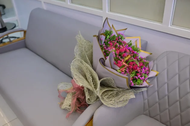 statice-gomphrena-flower-bouquet