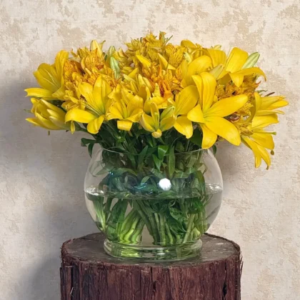 yellow-lily-alstroemeria-glass-vase