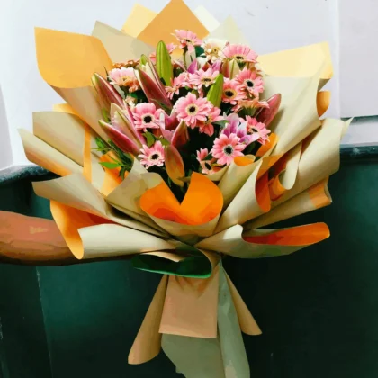 daisy-and-pink-lily-hand-bouquet