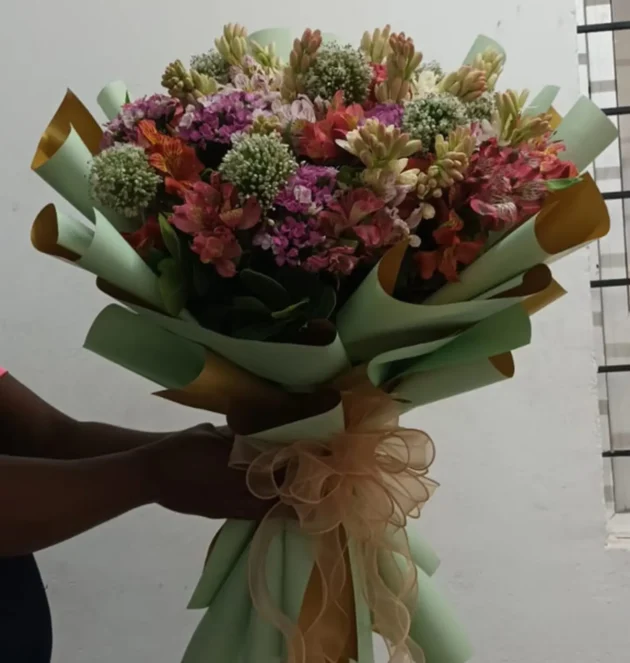hydrangea-tuberose-&-alstroemeria-hand-bouquet