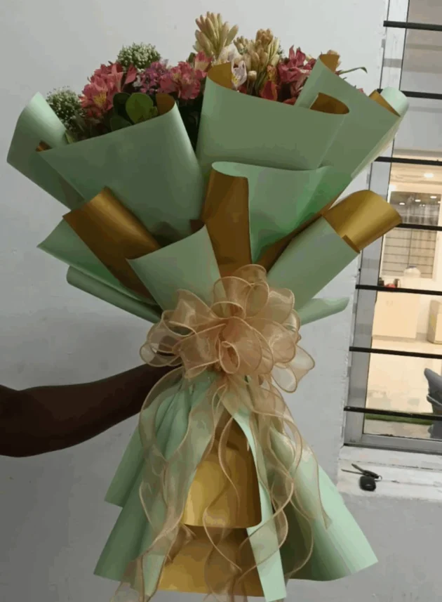 hydrangea-tuberose-&-alstroemeria-hand-bouquet