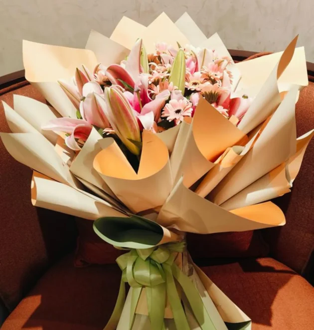 oriental-lily-and-pink-daisy-hand-bouquet