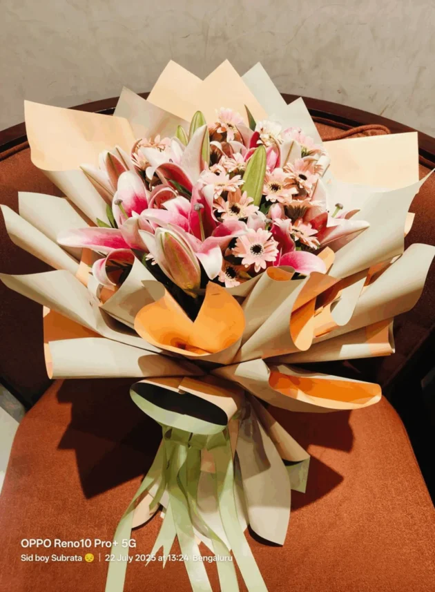oriental-lily-and-pink-daisy-hand-bouquet